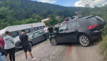Aksident i rëndë rrugor në aksin Elbasan-Përrenjas/ Lëndohen dy persona, rruga bllokohet për 40 minuta (PAMJE)