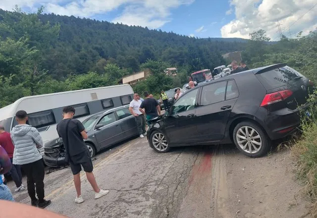 Aksident i rëndë rrugor në aksin Elbasan-Përrenjas/ Lëndohen dy persona, rruga bllokohet për 40 minuta (PAMJE)
