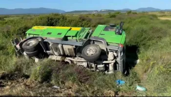 Aksident i trefishtë në autostradën Fier-Vlorë, autoboti përfundon përmbys në anë të rrugës, një i plagosur