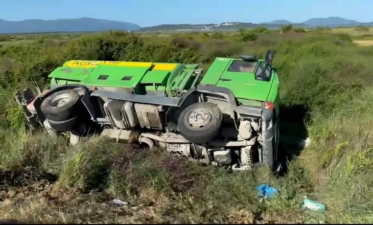 Aksident i trefishtë në autostradën Fier-Vlorë, autoboti përfundon përmbys në anë të rrugës, një i plagosur