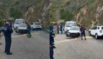 Aksident në aksin Himarë-Borsh, makina përplaset me bordurën, plagosen 2 vajza