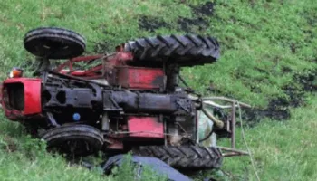 Aksident në aksin Korçë-Bilisht, zetori përmbyset në rrugë, një i plagosur