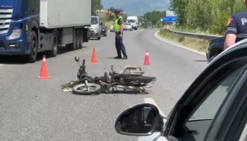 Aksident në aksin Lezhë–Shkodër/ Motorri përplaset me automjetin pranë fshatit Gocaj, plagoset drejtuesi