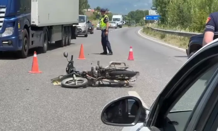 Aksident në aksin Lezhë–Shkodër/ Motorri përplaset me automjetin pranë fshatit Gocaj, plagoset drejtuesi