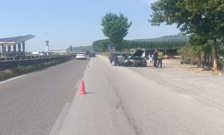 Aksident në aksin Lushnje-Fier, ‘Audi’ del nga rruga dhe përplaset me pemën, plagoset një 65-vjeçare
