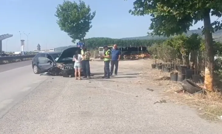 Aksident në aksin Lushnje-Fier, makina përplaset me pemën, plagoset shoferja