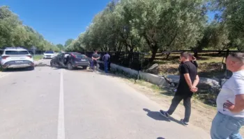 Aksident në aksin Panaja-Novoselë, shoferi humb kontrollin mbi mjetin dhe përplaset me murin anësor të një banese, plagoset rëndë