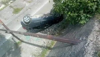 Aksident në Elbasan/ Makina del nga rruga, përfundon në përroin e Zaranikës