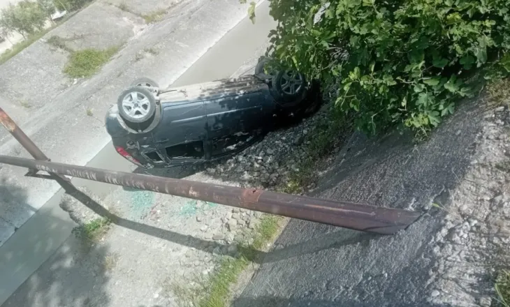 Aksident në Elbasan/ Makina del nga rruga, përfundon në përroin e Zaranikës