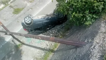 Aksident në Elbasan, makina humb kontrollin dhe përfundon në kanal