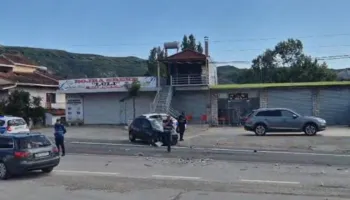 Aksident në Elbasan-Peqin, kamioni përplas makinën, tre të plagosur