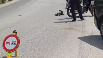 Aksident në Fier, makina përplaset me motorin, një i plagosur