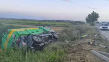 Aksident në fshatin Panaja të Vlorës, kamioni humb kontrollin dhe del nga rruga, raportohet vetëm për dëme materiale
