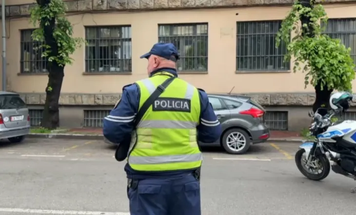 Aksident në Korçë, mjeti përplas një këmbësor pranë Prefekturës së qytetit