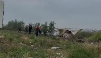 Aksident në orët e para të mëngjesit, përmbyset kamioni në rrethrrotullimin e Grabianit