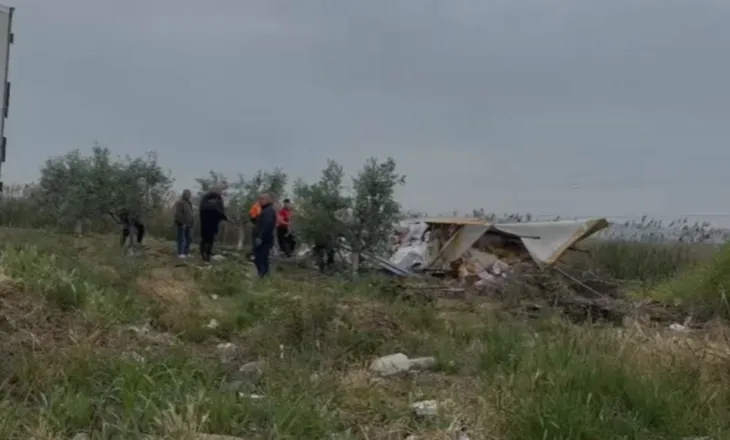 Aksident në orët e para të mëngjesit, përmbyset kamioni në rrethrrotullimin e Grabianit
