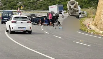 Aksident në Peqin, makina përplaset me kamionin, gruaja dhe fëmija dërgohen në spital
