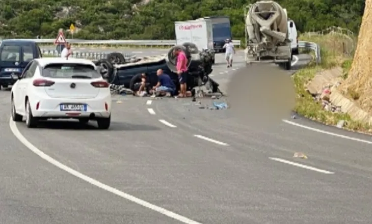 Aksident në Peqin, makina përplaset me kamionin, gruaja dhe fëmija dërgohen në spital