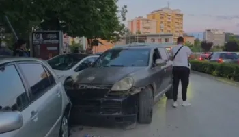 Aksident në qendër të Fierit, drejtuesi i një “Porsche” përplas dy mjete të parkuara dhe tenton të largohet