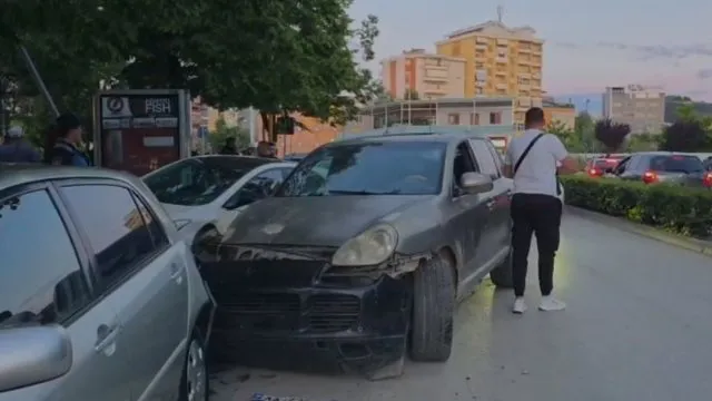 Aksident në qendër të Fierit, drejtuesi i një “Porsche” përplas dy mjete të parkuara dhe tenton të largohet