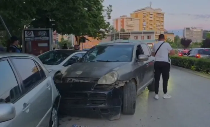Aksident në qendër të Fierit, “Porsche” përplas dy mjete të parkuara, shoferi dyshohet se nuk iu bind policisë për të ndaluar