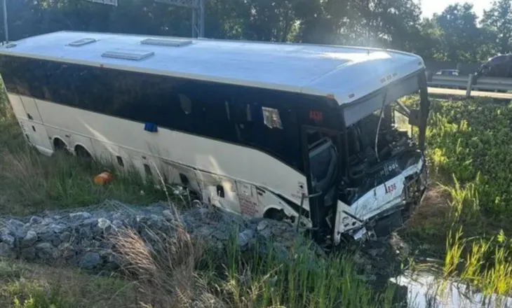 Aksident tragjik në SHBA, 5 të vdekur dhe dhjetëra të plagosur pas përplasjes së autobusit me gjashtë makina