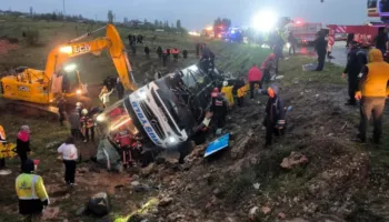 Aksident tragjik në Turqi/ Autobusi del nga rruga dhe përmbyset, katër të vdekur dhe 15 të plagosur