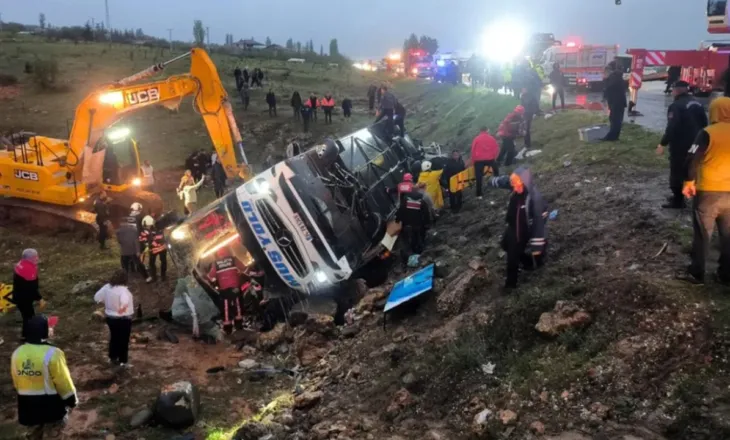 Aksident tragjik në Turqi/ Autobusi del nga rruga dhe përmbyset, katër të vdekur dhe 15 të plagosur