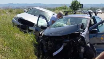 Aksidenti i rëndë në Fier/ Dy makina përplasen me njëra-tjetrën, plagosen katër persona, mes tyre dy turistë