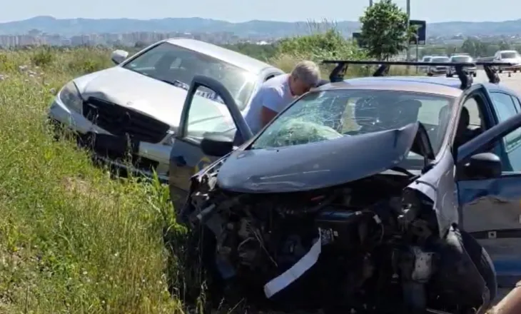 Aksidenti i rëndë në Fier/ Dy makina përplasen me njëra-tjetrën, plagosen katër persona, mes tyre dy turistë