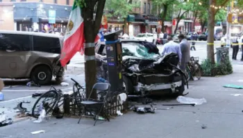 Aksidenti i rëndë në New York, makina humb kontrollin dhe merr përpara këmbësorët, dy viktima dhe tre të plagosur