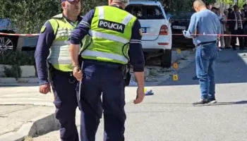 Aksidenti me dy fëmijë të vdekur dhe një të plagosur, policia jep detajet: I mituri transportohet drejt Traumës, arrestohet 57-vjeçari