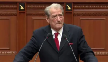 Aksidenti në Durrës/ Berisha replika me Ballën: Shoferi nuk u arrestua më parë se është terrorist i votave!