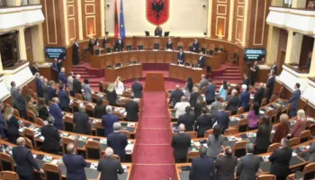 Aksidenti tragjik në Durrës, seanca plenare nis me 1 minutë heshtje për dy të miturit që humbën jetën