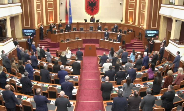 Aksidenti tragjik në Durrës, seanca plenare nis me 1 minutë heshtje për dy të miturit që humbën jetën