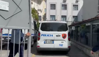 Aksidentoi për vdekje dy fëmijë, Nikoll Radaçi mbërrin në gjykatë nën masa të rrepta sigurie