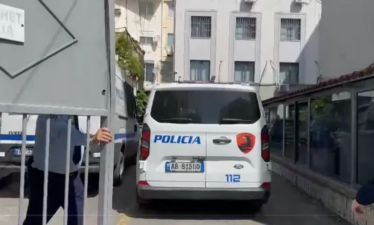 Aksidentoi për vdekje dy fëmijë, Nikoll Radaçi mbërrin në gjykatë nën masa të rrepta sigurie