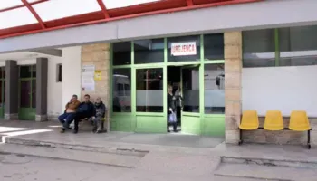 Akuzohet për ngacmim seksual ndaj 21-vjeçares në Korçë, mjeku shtrohet në spital, ka shfaqur probleme shëndetësore