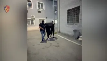 Akuzohet për trafikim të një kontejneri me 82 kg kokainë në Spanjë, përfundon arratia e 30-vjeçarit nga Vlora