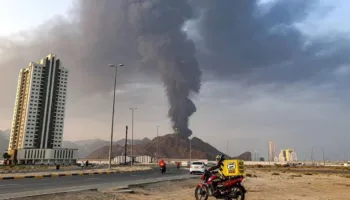 Alarm në Emiratet Arabe, “ndizet” qielli: Irani sulmon me 4 raketa