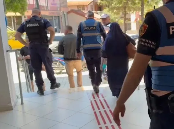 Alarm në Gjykatën e Vlorës! Gruaja tenton të futet me thikë në seancë, ndërhyn policia