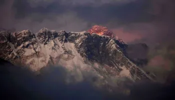 Alpinisti amerikan thyen rekordin botëror, 36-vjeçari ngjit Malin Everest në më pak se 10 orë