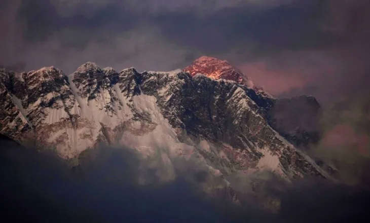 Alpinisti amerikan thyen rekordin botëror, 36-vjeçari ngjit Malin Everest në më pak se 10 orë