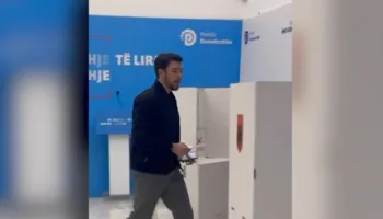 Argita dhe Shkëlzeni votojnë për babain e tyre në referendumin e PD