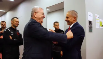 Armand Duka nderon Silvinjon dhe ndihmësit e tij, e mbyllën përfundimisht me Shqipërinë