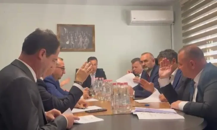 Arrihet pakti PD-PS për rregulloren e Kuvendit, çfarë u vendos në mbledhjen me dyer të mbyllura të Këshillit të Mandateve dhe Imunitetit
