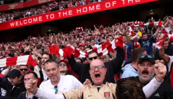 Arsenal fiton pastër në derbin londinez dhe kalon presionin te Man. City (video)