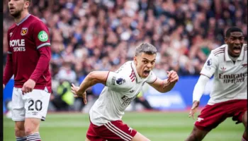 Arsenal vuan shumë, por në fund fiton derbin londinez dhe është shumë afër titullit (video)