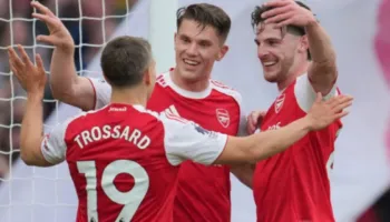 Arsenali fiton derbin me Fulham, kalon presionin te Manchester City