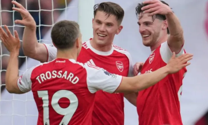 Arsenali fiton derbin me Fulham, kalon presionin te Manchester City